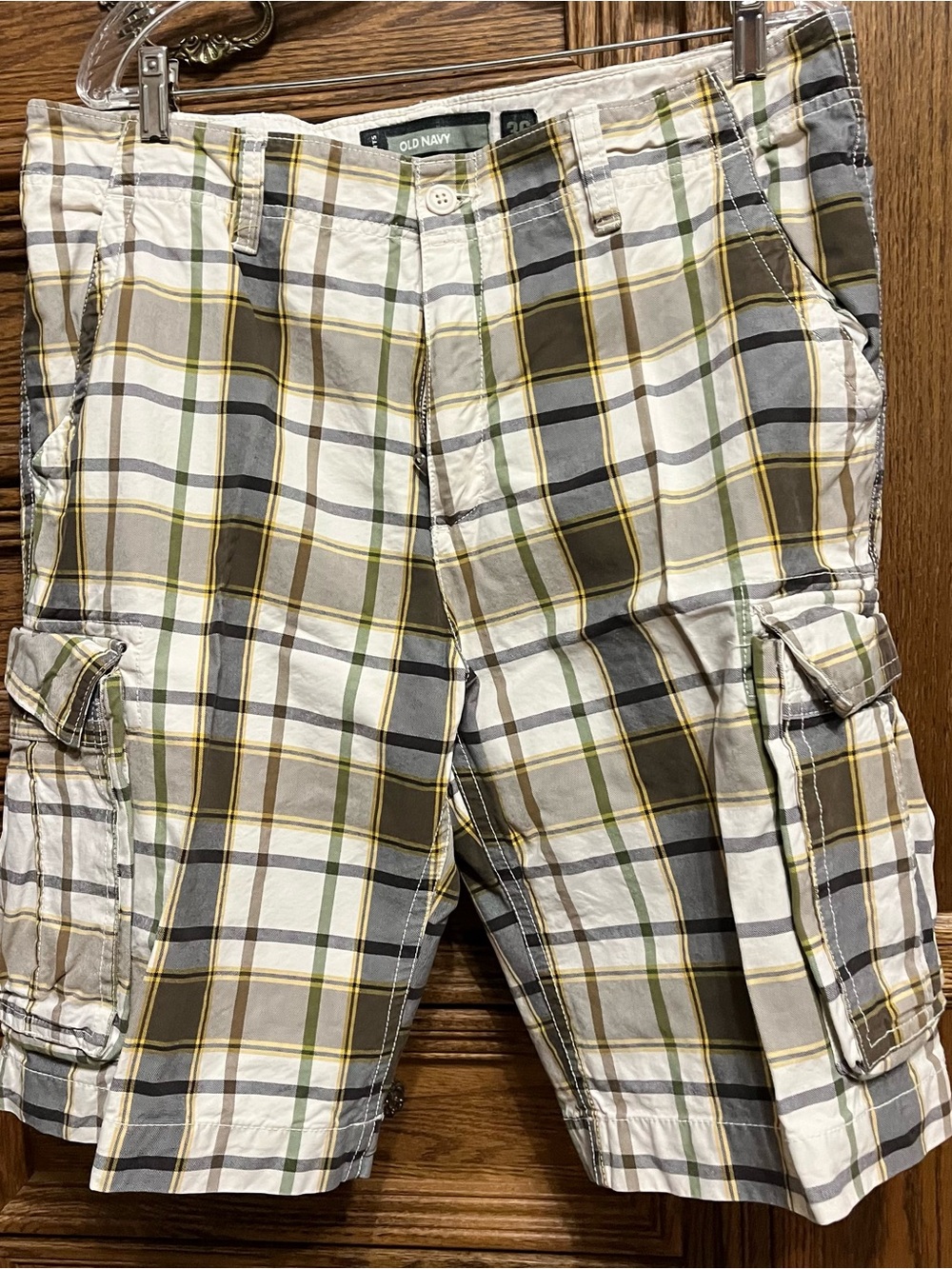 Old Navy men’s cream, brown, yellow & green plaid size 36 shorts, smoke free